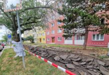 MOST: Chodník v ulici Obránců míru prochází rekonstrukcí