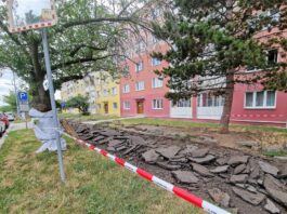MOST: Chodník v ulici Obránců míru prochází rekonstrukcí