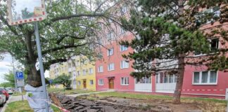 MOST: Chodník v ulici Obránců míru prochází rekonstrukcí