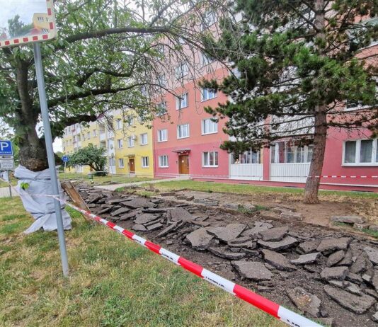 MOST: Chodník v ulici Obránců míru prochází rekonstrukcí