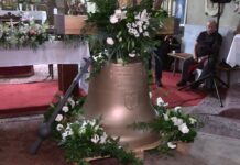 Úštěk má nový zvon: Po 84 letech byl vyzdvižen do věže kostela svatých Petra a Pavla (FOTO)