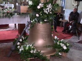 Úštěk má nový zvon: Po 84 letech byl vyzdvižen do věže kostela svatých Petra a Pavla (FOTO)