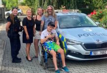 Dojemné překvapení: Nemocný Šimon oslavil 18. narozeniny, gratulovat mu přijeli policisté v uniformě