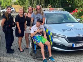 Dojemné překvapení: Nemocný Šimon oslavil 18. narozeniny, gratulovat mu přijeli policisté v uniformě