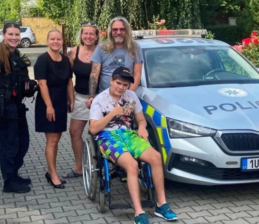 Dojemné překvapení: Nemocný Šimon oslavil 18. narozeniny, gratulovat mu přijeli policisté v uniformě