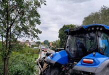 Mšené-lázně: Traktor s cisternou zablokoval most, hasiči zasahovali proti úniku oleje