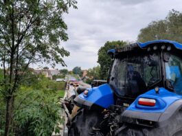 Mšené-lázně: Traktor s cisternou zablokoval most, hasiči zasahovali proti úniku oleje