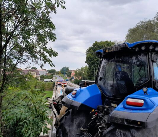 Mšené-lázně: Traktor s cisternou zablokoval most, hasiči zasahovali proti úniku oleje