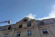 Ústí nad Labem: Hasiči zasahovali u požáru v Předlicích, ohniska lokalizovali v půdě i ve 4. patře