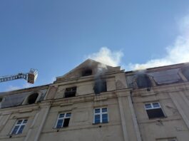 Ústí nad Labem: Hasiči zasahovali u požáru v Předlicích, ohniska lokalizovali v půdě i ve 4. patře