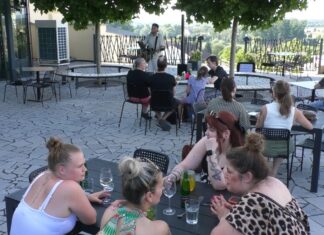 ROUDNICE N. L.: Léto v Caffé Říp odstartoval hudebník VALIS