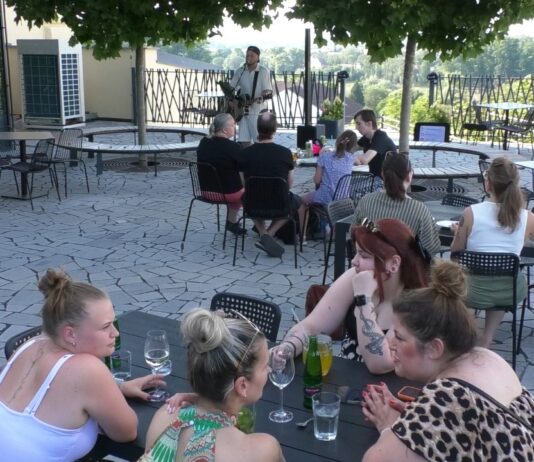 ROUDNICE N. L.: Léto v Caffé Říp odstartoval hudebník VALIS